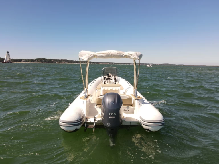 Hyra RIB med eller utan skeppare Capelli Grand Piquey 