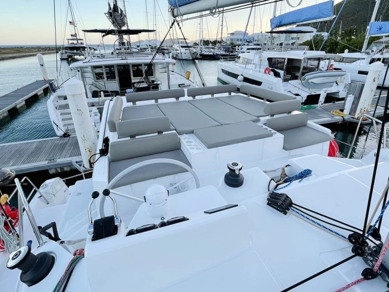 Bali Bali Catspace Voile charter bareboat eller skeppad i Road Town