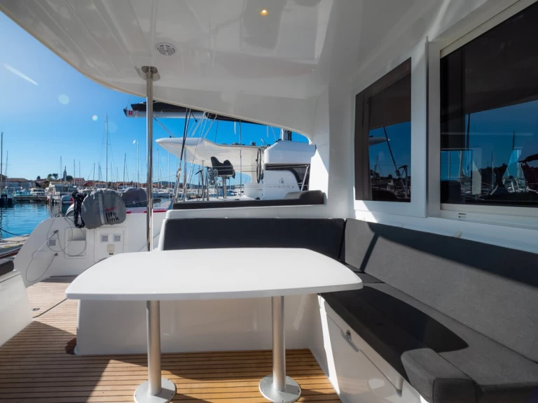 Lagoon Lagoon 40 charter bareboat eller skeppad i Biograd Na Moru