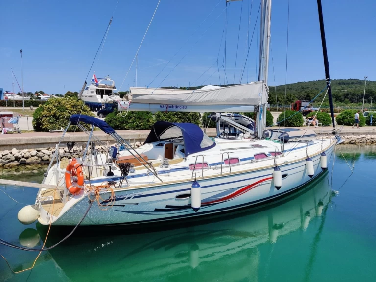 Bavaria Cruiser 47 charter bareboat eller skeppad i Sukošan