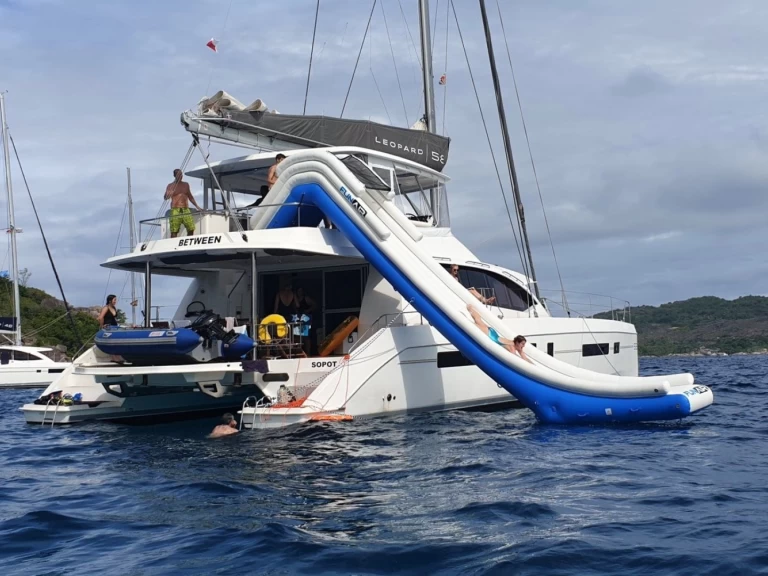 Leopard Catamarans / Robertson & Caine Leopard 58 charter bareboat eller skeppad i Eden Island