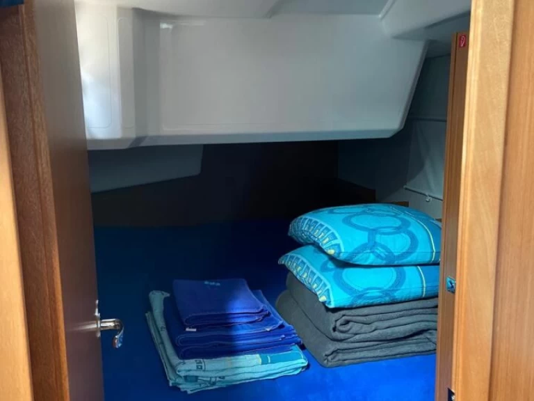 Bavaria Bavaria C38 charter bareboat eller skeppad i Vrsar