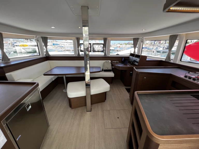 Lagoon Lagoon 42 charter bareboat eller skeppad i Ibiza Town