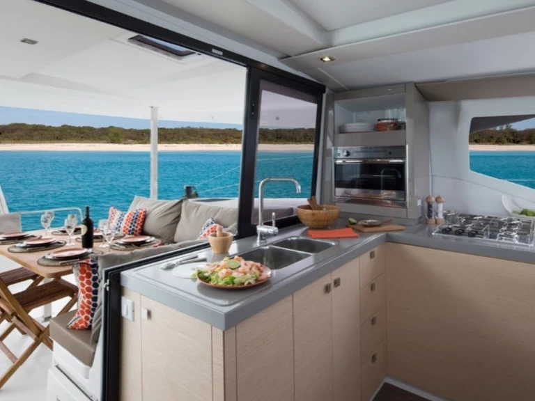 Hyr en Fountaine Pajot Lucia 40 Le Marin 