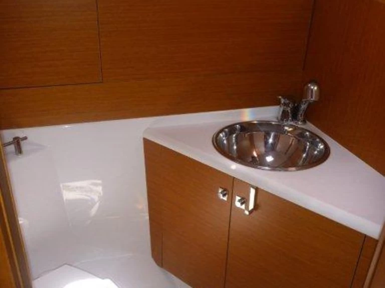 Uthyrning Segelbåt  Jeanneau med en båtlicens 