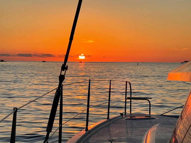 Fountaine Pajot Salina 48 Evolution charter bareboat eller skeppad i Porto-Vecchio