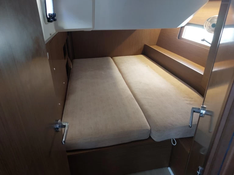 Bénéteau Oceanis 46.1 charter bareboat eller skeppad i Lavrio