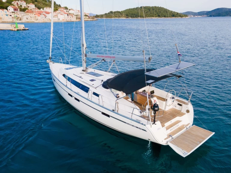 Bavaria Cruiser 46 charter bareboat eller skeppad i Šibenik 