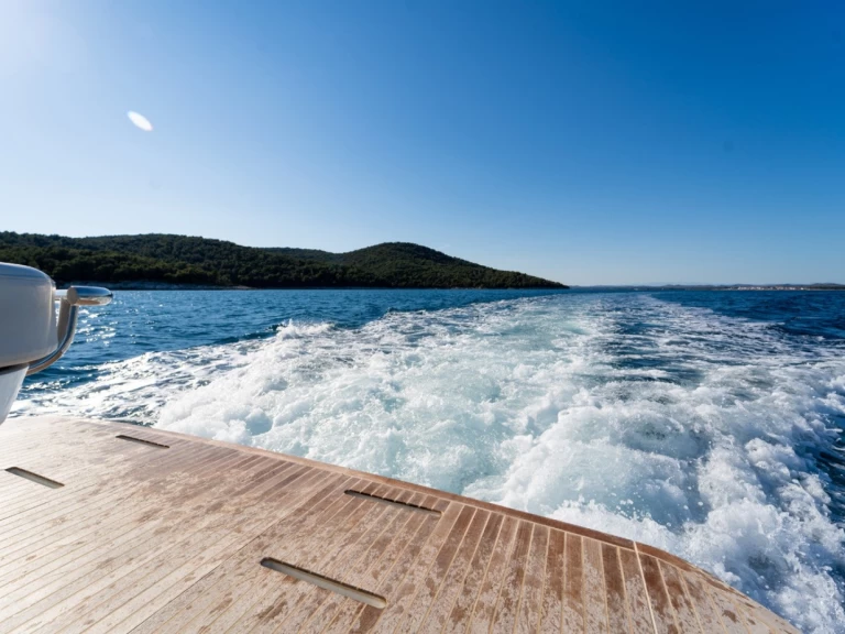 Bénéteau Gran Turismo 41 charter bareboat eller skeppad i Šibenik 