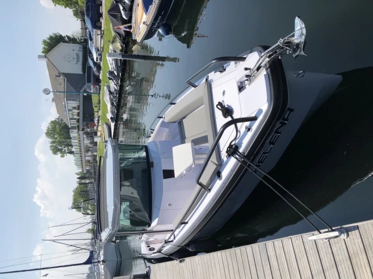 Uthyrning Motorbåt  Axopar med en båtlicens 