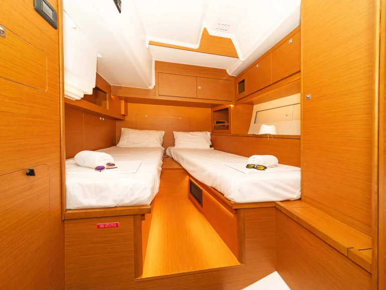 Dufour Dufour 530 charter bareboat eller skeppad i Alimos