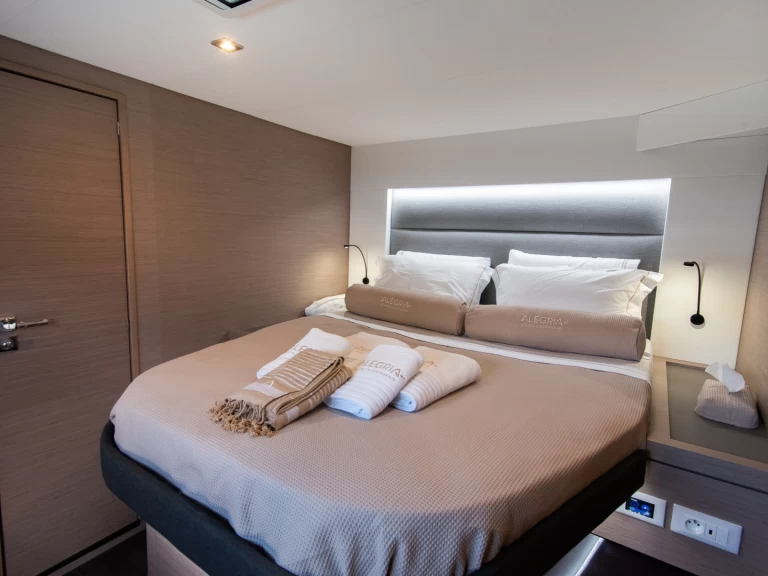 Uthyrning Katamaran  Fountaine Pajot med en båtlicens 