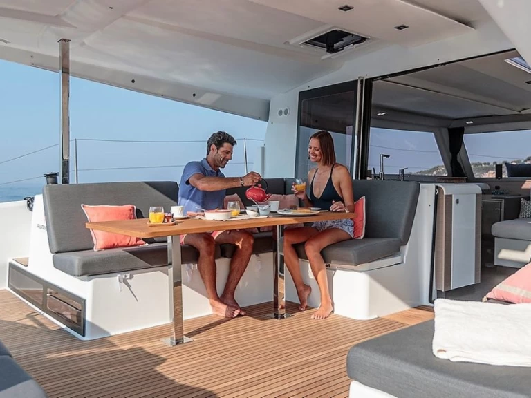 Fountaine Pajot Isla 40 charter bareboat eller skeppad i Paros (ostrov)