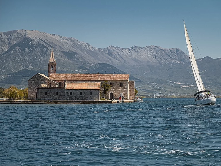 Bavaria Cruiser 46 charter bareboat eller skeppad i Kotor