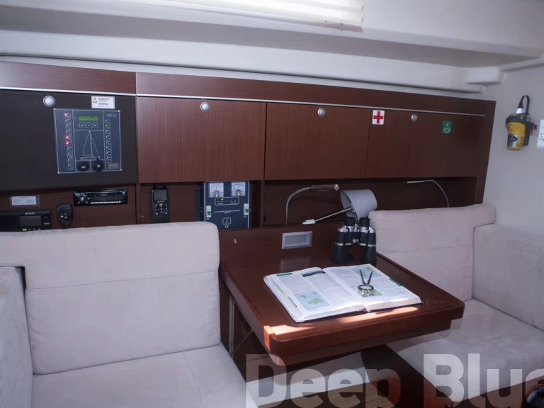 Hanse Hanse 415 charter bareboat eller skeppad i Lavrio