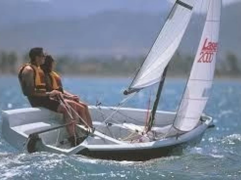 LASER PERFORMANCE LASER 2000 charter bareboat eller skeppad i Carnac