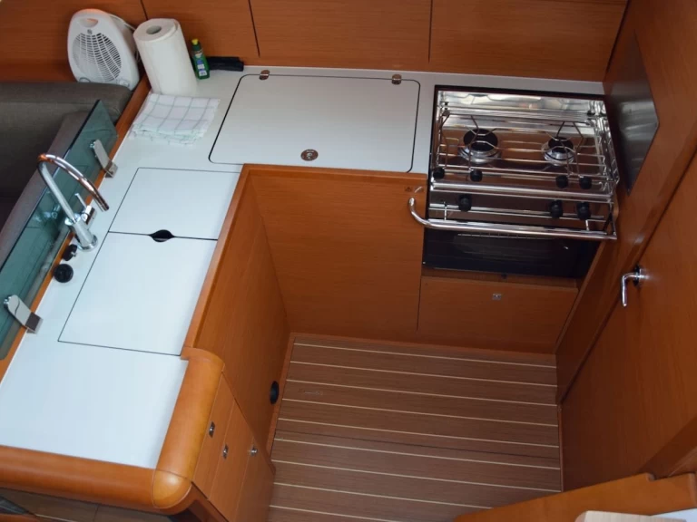 Uthyrning Segelbåt  Jeanneau med en båtlicens 