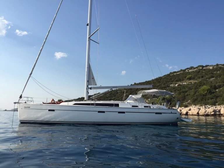 Bavaria Cruiser 51 charter bareboat eller skeppad i Donji Seget