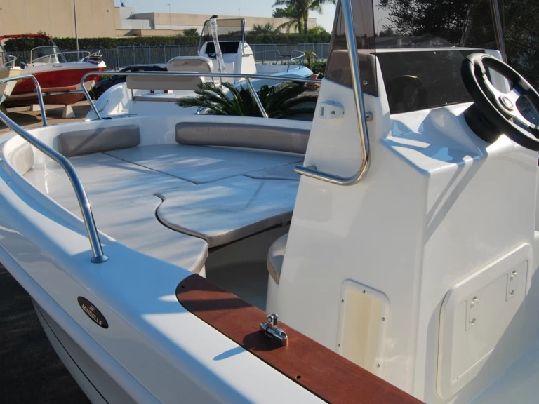 Mingolla Brava 19 charter bareboat eller skeppad i Torre Vado