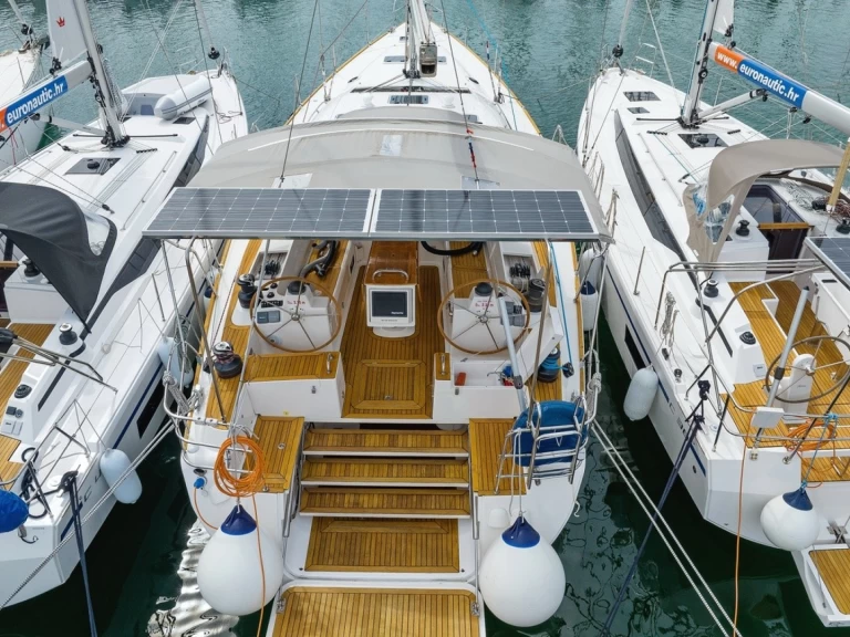 Elan Impression 514 charter bareboat eller skeppad i Pirovac