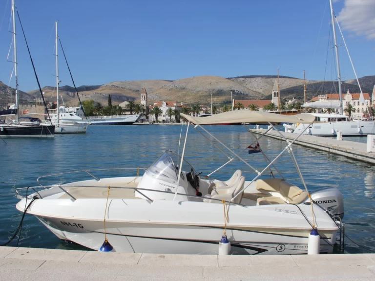 Uthyrning Motorbåt  Bénéteau med en båtlicens 