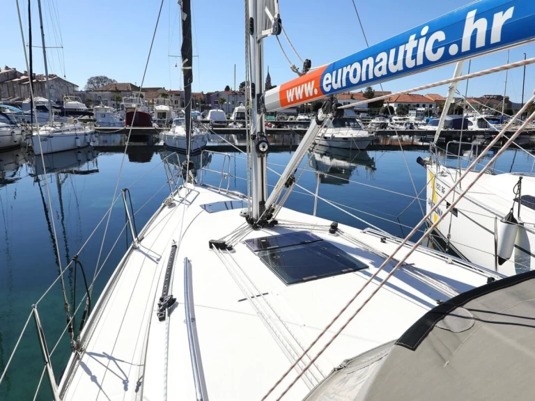 Bavaria Cruiser 34 charter bareboat eller skeppad i Pirovac
