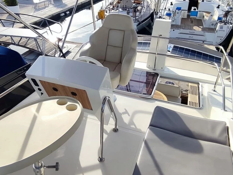Hyr en Cobra Yachts Futura 40 Grand Horizon Trogir  