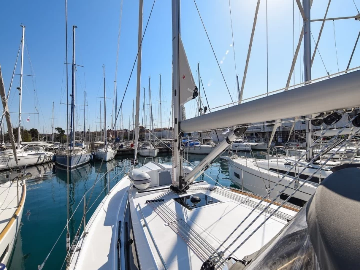 Bavaria Bavaria C38 charter bareboat eller skeppad i Zadar