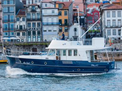 Bénéteau Swift Trawler 42 charter bareboat eller skeppad i Porto