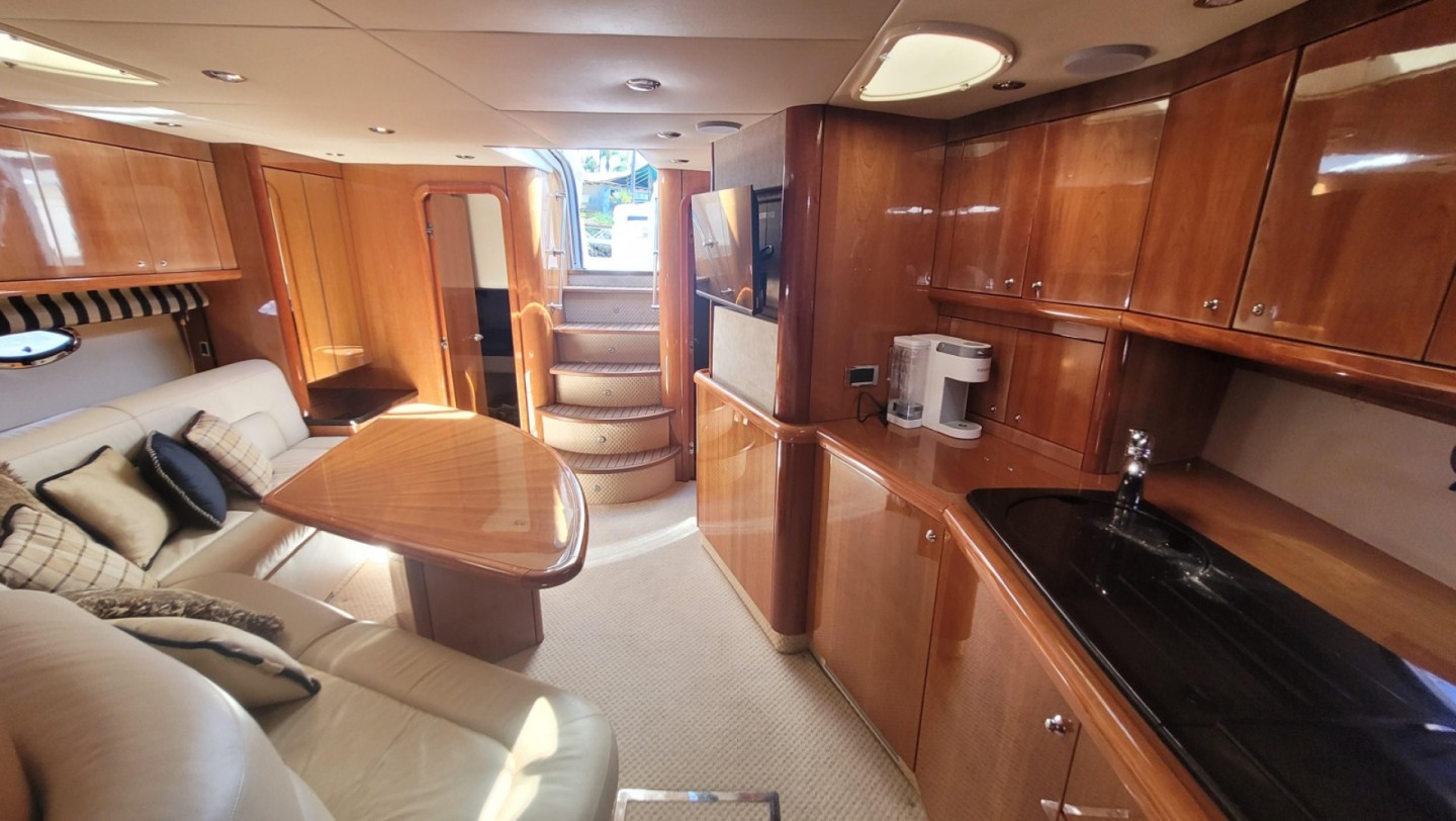 Sunseeker Portofino 53 charter bareboat eller skeppad i Marina Botafoch