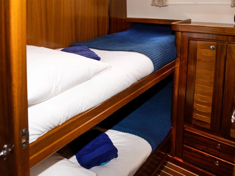 Yacht charter Mahon billig Menorquin Yachts 160