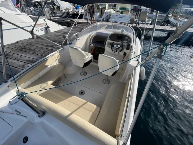 Jeanneau Cap Camarat 715 WA charter bareboat eller skeppad i Les Trois-Îlets