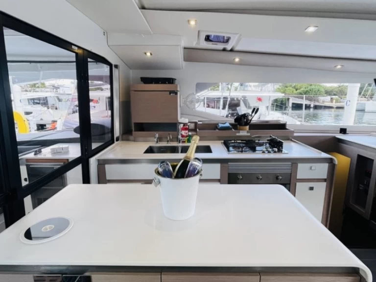 Uthyrning Katamaran  Fountaine Pajot med en båtlicens 