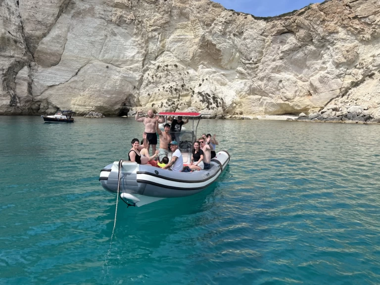 Uthyrning RIB Lomac med en båtlicens 