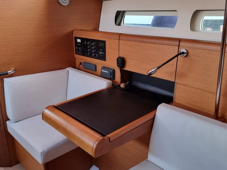 Uthyrning Segelbåt  Jeanneau med en båtlicens 