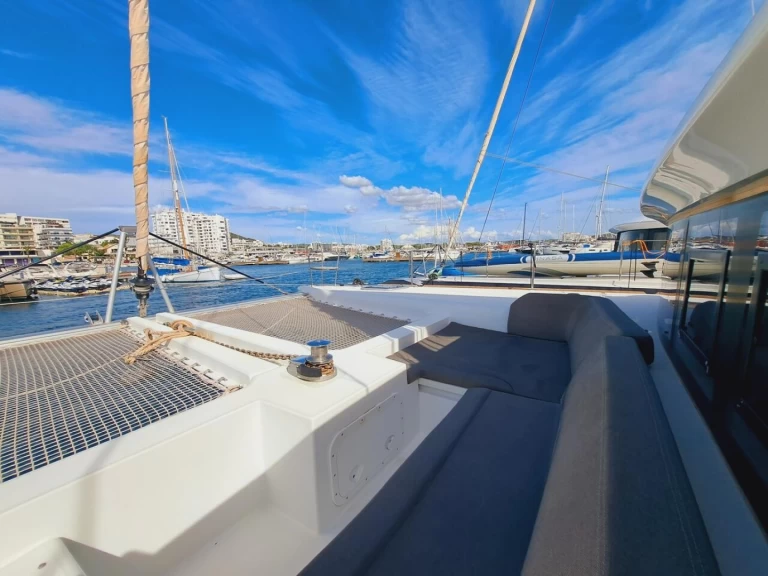 Lagoon Lagoon 450 F charter bareboat eller skeppad i Sant Antoni de Portmany