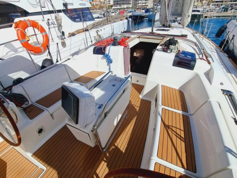 Jeanneau Sun Odyssey 449 charter bareboat eller skeppad i Sant Antoni de Portmany