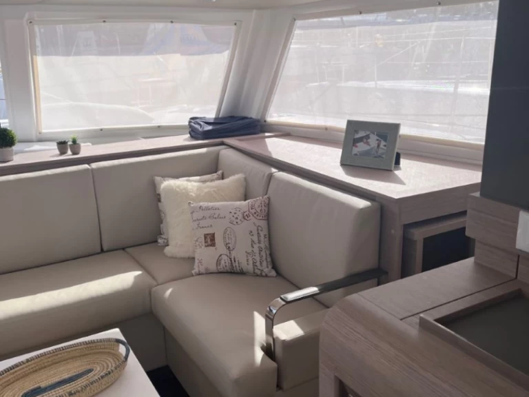 Fountaine Pajot Isla 40 charter bareboat eller skeppad i Road Town