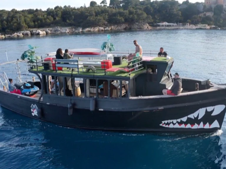 Custom Made Bateau Pirate charter bareboat eller skeppad i Cannes