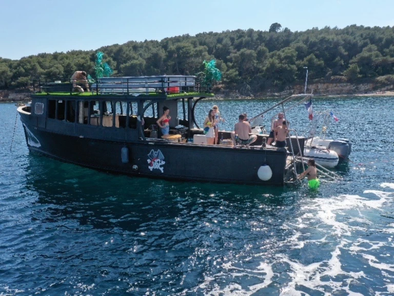 Custom Made Bateau Pirate charter bareboat eller skeppad i Cannes