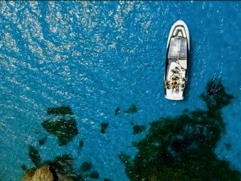 Uthyrning Motorbåt  Custom Made med en båtlicens 