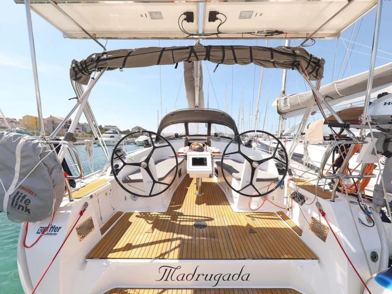 Båtuthyrning Bavaria Cruiser 41S i Jezera på Samboat 