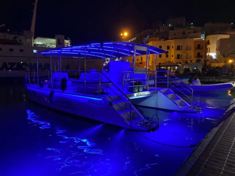 Yacht charter Terracina billig Cat Marine 39