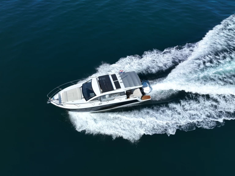 Yacht charter Kaštela billig Sealine C335V