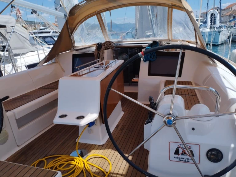 Dufour Dufour 412 Grand Large charter bareboat eller skeppad i Trogir 