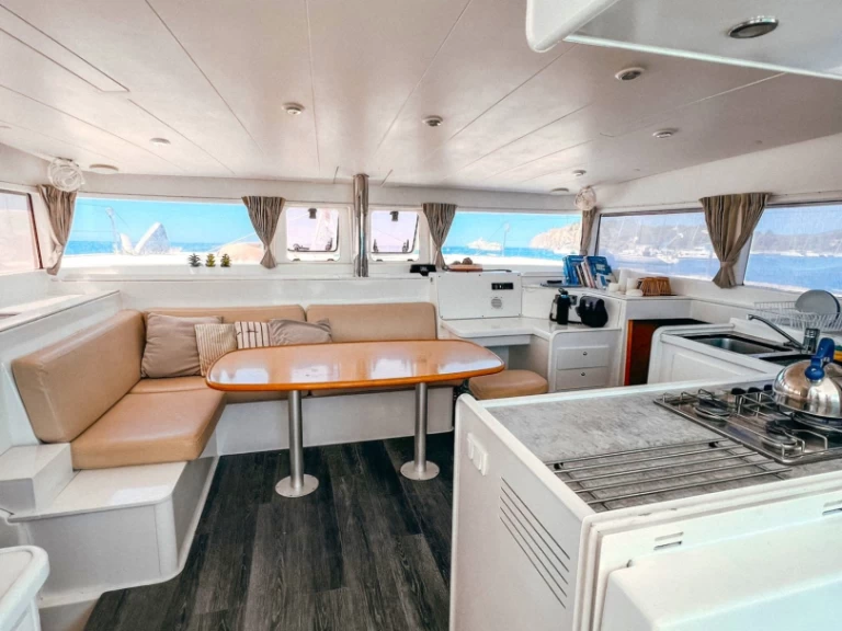 Hyra Katamaran  med eller utan skeppare Lagoon Es Jondal 