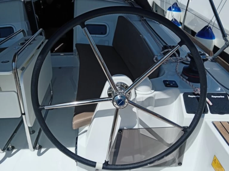 Uthyrning Segelbåt  Jeanneau med en båtlicens 