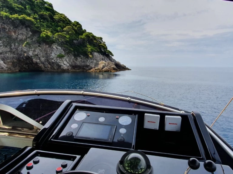 Ferretti 43 Fly charter bareboat eller skeppad i Dubrovnik