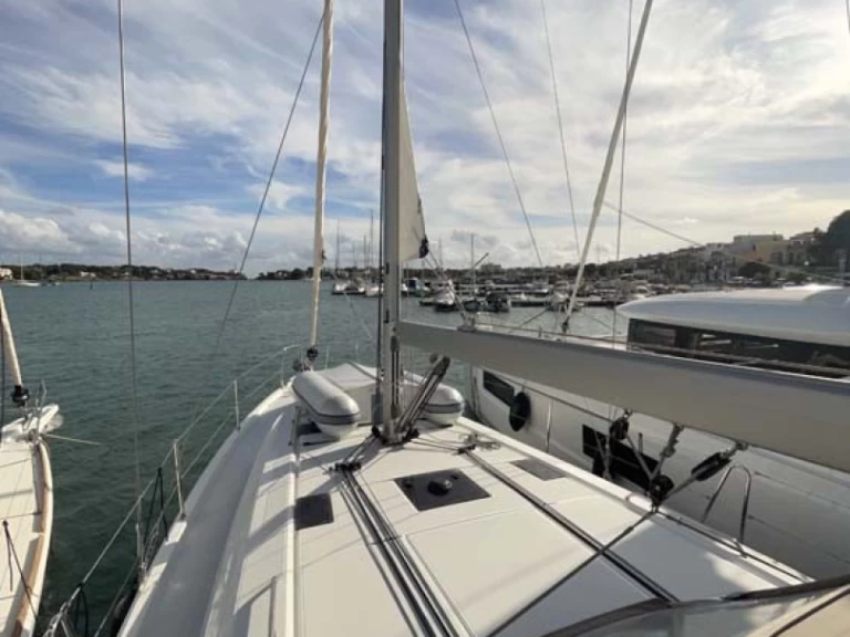 Bénéteau Oceanis 40.1 charter bareboat eller skeppad i Portocolom
