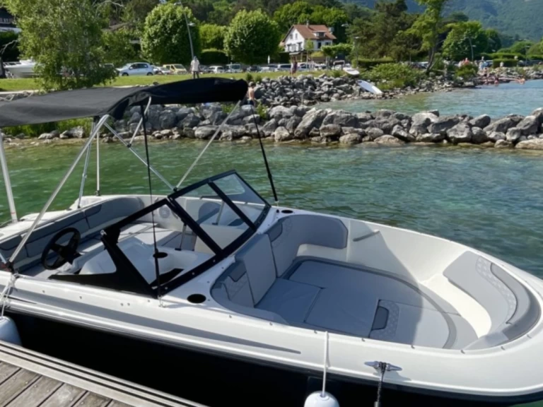Hyr en Bayliner M17 Aix-les-Bains 